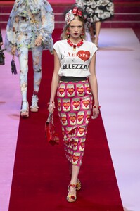 defile-dolce-amp-gabbana-printemps-ete-2018-milan-look-18.thumb.jpg.e9200d1f73cfd800b907edb5639fc95b.jpg