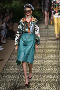 defile-dolce-amp-gabbana-printemps-ete-2020-milan-look-29.thumb.jpg.e829e35a6c3bb9806232fc1cd10383f2.jpg