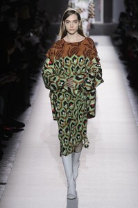 defile-dries-van-noten-automne-hiver-2017-2018-paris-look-17.thumb.jpg.6194f95e0c68978e2906d21a75110813.jpg