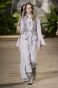 defile-elie-saab-printemps-ete-2016-paris-look-14.thumb.jpg.dd41cc30300c4a764b134fc688eeb9db.jpg