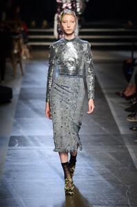 defile-erdem-printemps-ete-2018-londres-look-20.thumb.jpg.5bc7490da86e80e8e0f8f820eebe8d2c.jpg