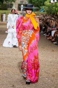 defile-erdem-printemps-ete-2020-londres-look-27.thumb.jpg.fe51ca420e4f587886e5743792827b52.jpg