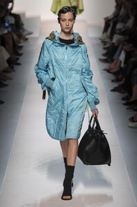 defile-ermanno-scervino-printemps-ete-2020-milan-look-33.thumb.jpg.ad71b44da690480d2c27ee31192730de.jpg