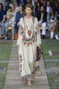 defile-etro-printemps-ete-2020-milan-look-25.thumb.jpg.917dea8e67ded5baba9b8a1eda47a8c6.jpg