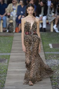 defile-etro-printemps-ete-2020-milan-look-32.thumb.jpg.583a80271b1a0e1880b345e8b44ca029.jpg