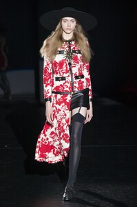 defile-fausto-puglisi-automne-hiver-2017-2018-milan-look-23.thumb.jpg.7914300536902da0d5aa5ca26d8831d8.jpg