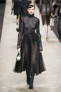 defile-fendi-automne-hiver-2019-2020-milan-look-26.thumb.jpg.e8ff9e50a133e43c564f69264e0e5a18.jpg