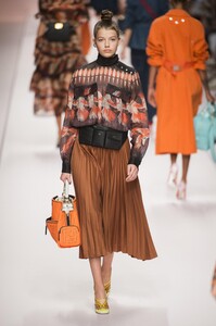 defile-fendi-printemps-ete-2019-milan-look-20.thumb.jpg.29d887d530d7243693115993e9e02415.jpg
