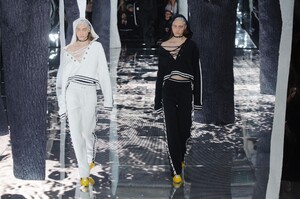 defile-fenty-puma-by-rihanna-automne-hiver-2016-2017-new-york-look-29.thumb.jpg.3ecde2f878215c763e9559388963c9f4.jpg