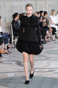 defile-giambattista-valli-automne-hiver-2017-2018-paris-look-25.thumb.jpg.56432cbc7f9ec648ad8713c06f5eb6b9.jpg