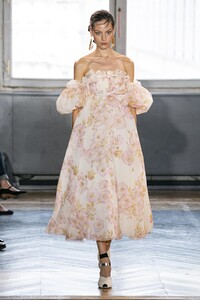 defile-giambattista-valli-printemps-ete-2020-paris-look-14.thumb.jpg.660234344ba850d0c998b254310d148b.jpg