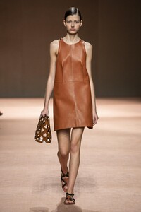 defile-hermes-printemps-ete-2020-paris-look-16.thumb.jpg.6c5c70029fae2591aa485cd2daeb4adf.jpg