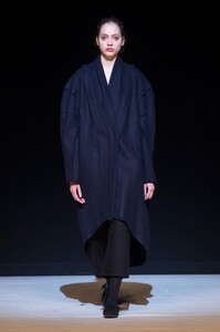 defile-hussein-chalayan-automne-hiver-2017-2018-londres-look-12.thumb.jpg.12f0f51d928ab8dc23206aeb2145f94b.jpg