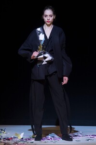 defile-hussein-chalayan-automne-hiver-2017-2018-londres-look-42.thumb.jpg.475dfa4dd9a78ce53da90134cb11fd52.jpg
