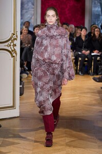 defile-john-galliano-automne-hiver-2017-2018-paris-look-19.thumb.jpg.4d2be35d47cf81e101ebc15cdd5d98ac.jpg