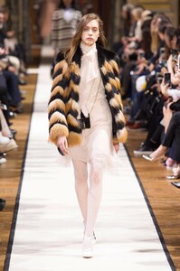 defile-lanvin-automne-hiver-2017-2018-paris-look-13.thumb.jpg.7a37459fa779d287073bfef4d3c7b591.jpg