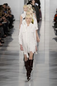 defile-maison-margiela-printemps-ete-2016-paris-look-30.thumb.jpg.4db8481be4fd7da2892f5a7e0915370a.jpg