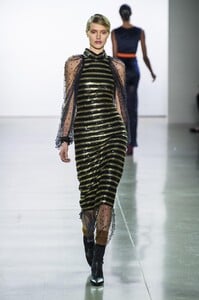 defile-marcel-ostertag-automne-hiver-2018-2019-new-york-look-46.thumb.jpg.8b70a9ae29da165c416ea33ee35d9ce3.jpg