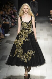defile-marchesa-printemps-ete-2018-new-york-look-1.thumb.jpg.8692253d3b3eb5c4f2406899a49d0cb3.jpg