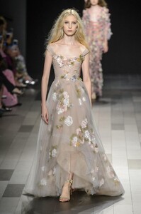 defile-marchesa-printemps-ete-2018-new-york-look-30.thumb.jpg.cf9dc6da7be894fde46c1466b63ebb22.jpg