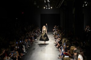 defile-marchesa-printemps-ete-2018-new-york-look-41.thumb.jpg.368c662a3c7be3017174caa100ae151c.jpg