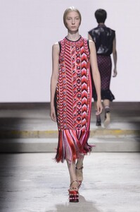 defile-mary-katrantzou-printemps-ete-2018-londres-look-16.thumb.jpg.5d58bd59e8def521b281f4cd4e8cd24f.jpg