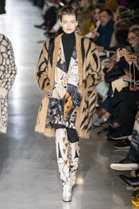 defile-max-mara-automne-hiver-2019-2020-milan-look-24.thumb.jpg.8c055d6e54a4130a85f9e4943437a8dd.jpg