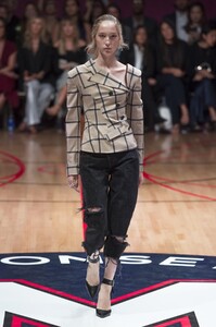 defile-monse-printemps-ete-2018-new-york-look-2.thumb.jpg.2b1a857a5a3e59e76085255e34cfa5ba.jpg