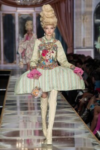 defile-moschino-automne-hiver-2020-2021-milan-look-38.thumb.jpg.1302d135fdb40b4795c31a6af32e69bc.jpg