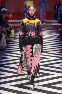 defile-msgm-automne-hiver-2017-2018-milan-look-8.thumb.jpg.ff603ee03230d9540ecb309f5e996876.jpg