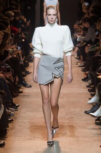 defile-mugler-automne-hiver-2017-2018-paris-look-15.thumb.jpg.70cdddb0c366927c801110214748c031.jpg