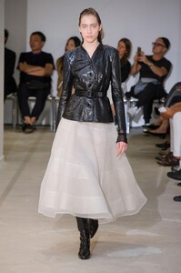 defile-olivier-theyskens-printemps-ete-2017-paris-look-24.thumb.jpg.a81ae94defaffacbba040400378ce31f.jpg
