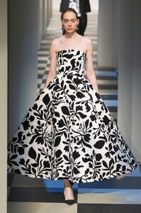 defile-oscar-de-la-renta-automne-hiver-2017-2018-new-york-look-34.thumb.jpg.d4adc74b3d171d3c87ea77f6d97a5cc5.jpg