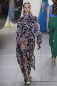 defile-prabal-gurung-printemps-ete-2018-new-york-look-34.thumb.jpg.79a7daa11f2d7aba65e37576ec82d732.jpg