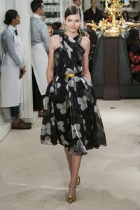 defile-ralph-lauren-printemps-ete-2019-new-york-look-28.thumb.jpg.2e4032f46e299f4821f165ab70fac173.jpg