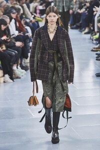 defile-sacai-automne-hiver-2020-2021-paris-look-36.thumb.jpg.90f5b24c80068e9b0867b05dfc31f52c.jpg
