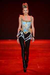 defile-the-blonds-automne-hiver-2018-2019-new-york-look-10.thumb.jpg.5b1015e0306b060d5bd9e9923da282b6.jpg