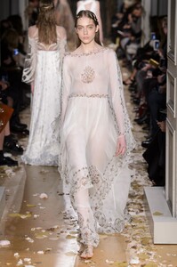 defile-valentino-printemps-ete-2016-paris-look-26.thumb.jpg.1a563732fe19fb380abe37a9013f5124.jpg