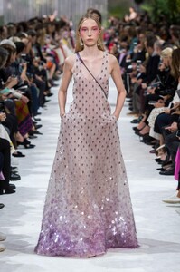 defile-valentino-printemps-ete-2018-paris-look-73.thumb.jpg.d8e9747514ce13aa5d8dcac46ac632bf.jpg