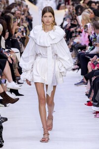 defile-valentino-printemps-ete-2020-paris-look-11.thumb.jpg.c820412b3e826c90bc94b3fe4ef45992.jpg
