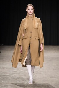 defile-veronique-branquinho-automne-hiver-2017-2018-paris-look-22.thumb.jpg.22a669eb010277d4716b531056889ef4.jpg
