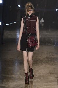 defile-versus-versace-automne-hiver-2017-2018-londres-look-23.thumb.jpg.edd44534f4f80a797f050739e8ee2ba2.jpg