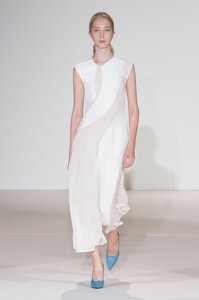 defile-victoria-beckham-printemps-ete-2018-new-york-look-10.thumb.jpg.e94229a31130ba7222210e6292eadaf8.jpg