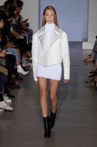 defile-yang-li-printemps-ete-2017-paris-look-28.thumb.jpg.bf657caf9002518be5351147f9b84ee9.jpg