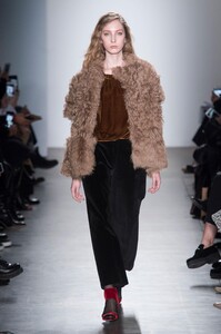defile-zero--maria-cornejo-automne-hiver-2017-2018-new-york-look-21.thumb.jpg.1182c055d20972eadfb59b1bed27cb00.jpg
