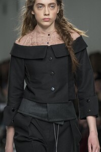 detail-defile-antonio-berardi-automne-hiver-2017-2018-londres-detail-100.thumb.jpg.a5afbbd5be00420c2d6cd4d2f7241a19.jpg