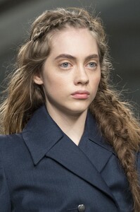 detail-defile-antonio-berardi-automne-hiver-2017-2018-londres-detail-36.thumb.jpg.36b938de7065ca2ae91829c4eab28e51.jpg