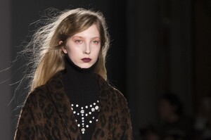 detail-defile-au-jour-le-jour-automne-hiver-2017-2018-milan-detail-9.thumb.jpg.2ae45958db4da7bb86b00faf8cd5ab96.jpg