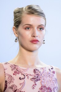 detail-defile-badgley-mischka-automne-hiver-2018-2019-new-york-detail-19.thumb.jpg.2c5da6a4c78c3c2d6ec3806e72c5f256.jpg