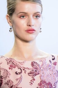 detail-defile-badgley-mischka-automne-hiver-2018-2019-new-york-detail-20.thumb.jpg.5d1d5cdcc7cb2f9c1a20f04f36df484d.jpg
